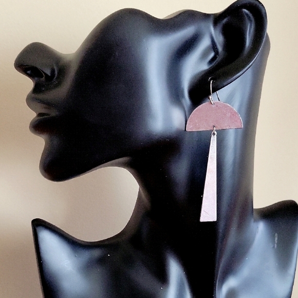 Modern contemporary silver tone earring. - Picture 2 of 4